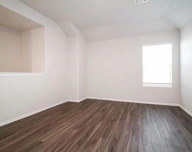 2001 Malus Way - Photo Thumbnail 15