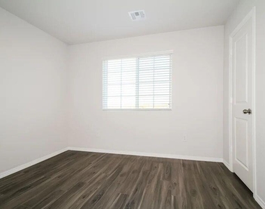 2001 Malus Way - Photo Thumbnail 13