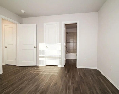 2001 Malus Way - Photo Thumbnail 6