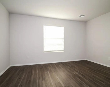 2001 Malus Way - Photo Thumbnail 5