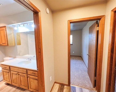 213 Woodbridge Circle - Photo Thumbnail 11