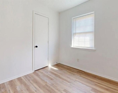 603 W Seminole Drive - Photo Thumbnail 2