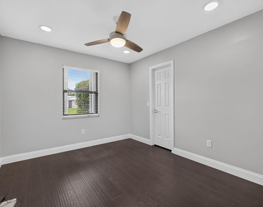 825 Se Starflower Avenue - Photo Thumbnail 26