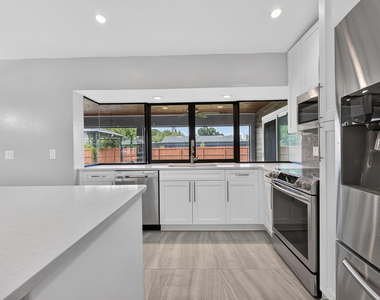 825 Se Starflower Avenue - Photo Thumbnail 13