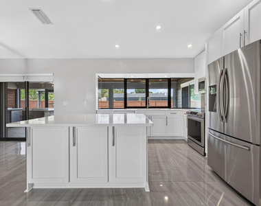 825 Se Starflower Avenue - Photo Thumbnail 15