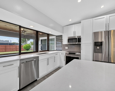 825 Se Starflower Avenue - Photo Thumbnail 10