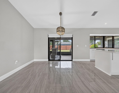 825 Se Starflower Avenue - Photo Thumbnail 9