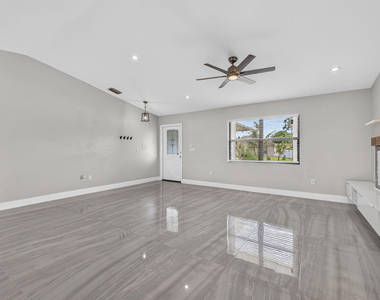 825 Se Starflower Avenue - Photo Thumbnail 5