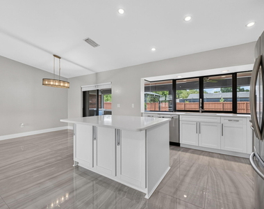 825 Se Starflower Avenue - Photo Thumbnail 16