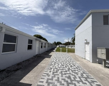 4393 Windsor Avenue - Photo Thumbnail 4