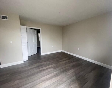 4393 Windsor Avenue - Photo Thumbnail 13