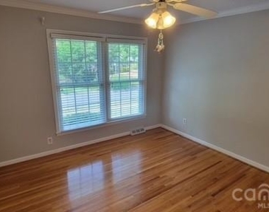 1318 Beechdale Drive - Photo Thumbnail 11