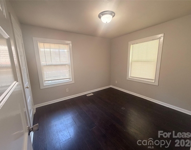 825 Rodey Avenue - Photo Thumbnail 2