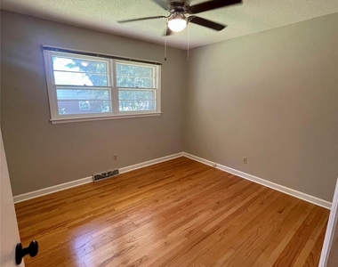 402 L Street E - Photo Thumbnail 9