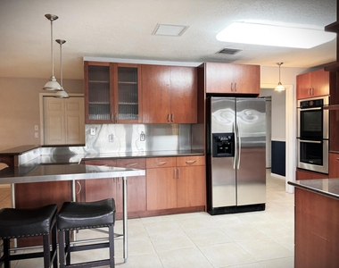 202 Sw Crescent Avenue - Photo Thumbnail 1