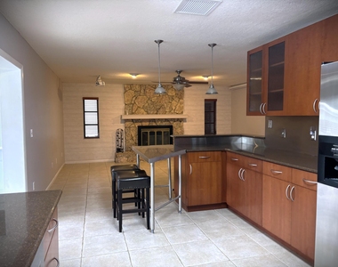 202 Sw Crescent Avenue - Photo Thumbnail 2