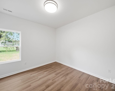 1533 S Battleground Avenue - Photo Thumbnail 13
