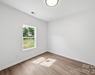 1533 S Battleground Avenue - Photo Thumbnail 24