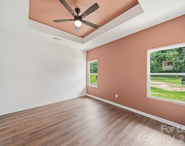 1533 S Battleground Avenue - Photo Thumbnail 15