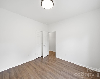 1533 S Battleground Avenue - Photo Thumbnail 25