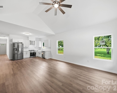 1533 S Battleground Avenue - Photo Thumbnail 3
