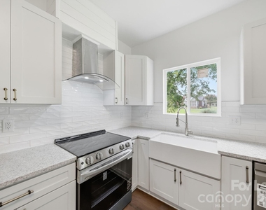 1533 S Battleground Avenue - Photo Thumbnail 8
