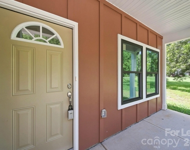 1533 S Battleground Avenue - Photo Thumbnail 2