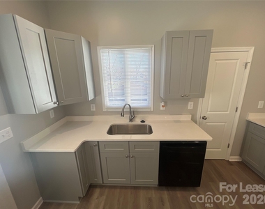 608 S Yadkin Avenue - Photo Thumbnail 6