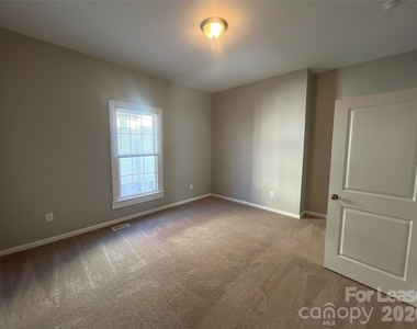 608 S Yadkin Avenue - Photo Thumbnail 12