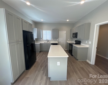 608 S Yadkin Avenue - Photo Thumbnail 5