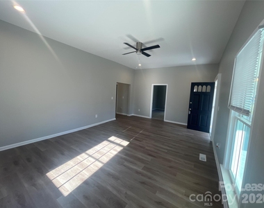 608 S Yadkin Avenue - Photo Thumbnail 4