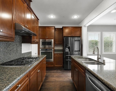 197 Pelican Pointe Court - Photo Thumbnail 8