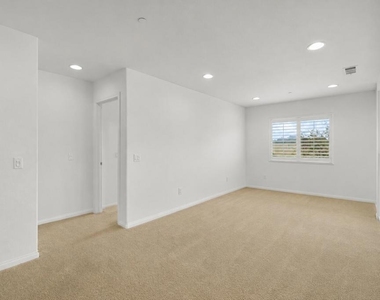 197 Pelican Pointe Court - Photo Thumbnail 18