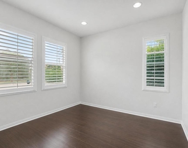 197 Pelican Pointe Court - Photo Thumbnail 3