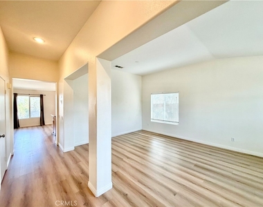 102 Goldenrod Avenue - Photo Thumbnail 4