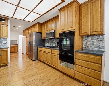 19251 Oxnard Street - Photo Thumbnail 9