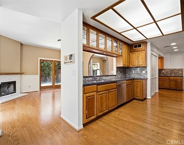 19251 Oxnard Street - Photo Thumbnail 11