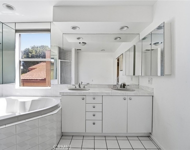 19251 Oxnard Street - Photo Thumbnail 24