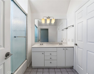 19251 Oxnard Street - Photo Thumbnail 30