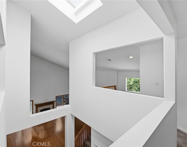 19251 Oxnard Street - Photo Thumbnail 18