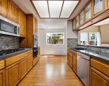 19251 Oxnard Street - Photo Thumbnail 10