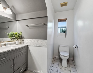 19251 Oxnard Street - Photo Thumbnail 14