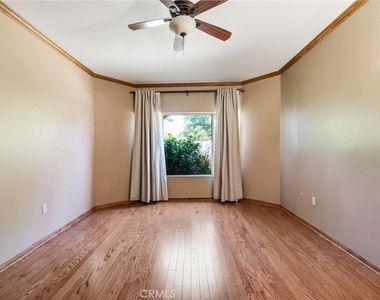 19251 Oxnard Street - Photo Thumbnail 8