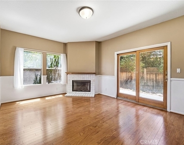 19251 Oxnard Street - Photo Thumbnail 4