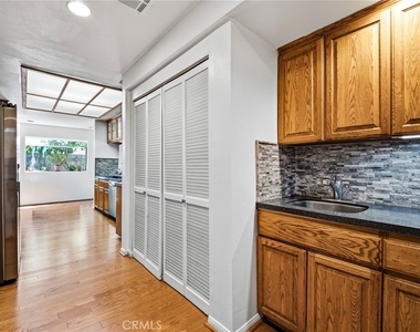 19251 Oxnard Street - Photo Thumbnail 12