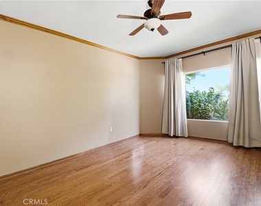 19251 Oxnard Street - Photo Thumbnail 7