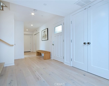 4641 Cahuenga Boulevard - Photo Thumbnail 6
