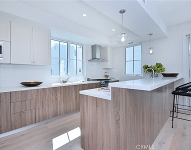 4641 Cahuenga Boulevard - Photo Thumbnail 16