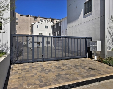 4641 Cahuenga Boulevard - Photo Thumbnail 35