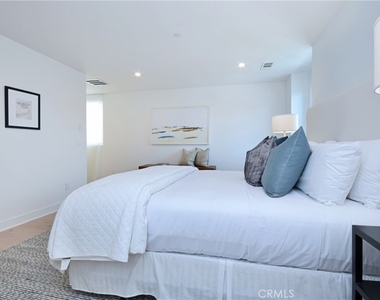 4641 Cahuenga Boulevard - Photo Thumbnail 26